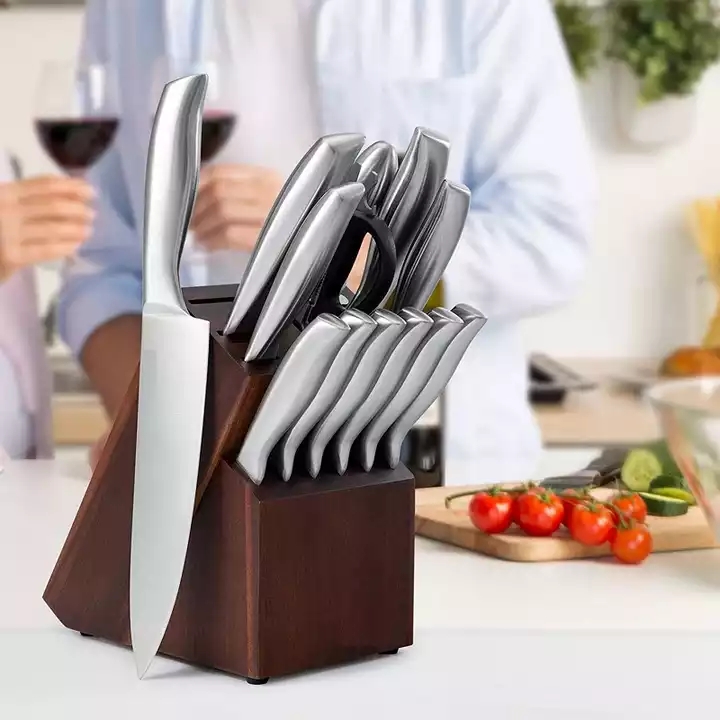 Kuchyňský nůž s kovovou rukojetí
